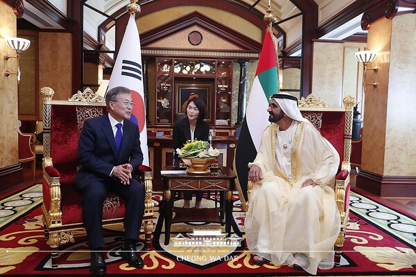 문재인 대통령이 지난 2018년 3월 27일 아랍에미리트 두바이 자빌궁에서 모하메드 빈 라시드 알 막툼 UAE 총리 겸 두바이 통치자를 만나 면담하고 있다. 청와대 제공