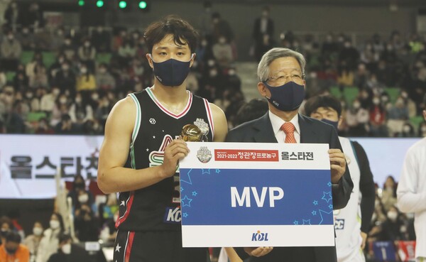 16일 대구체육관에서 열린 프로농구 올스타전에서 MVP를 차지한 허웅(왼쪽)이 기념 촬영을 하고있다. /연합뉴스
