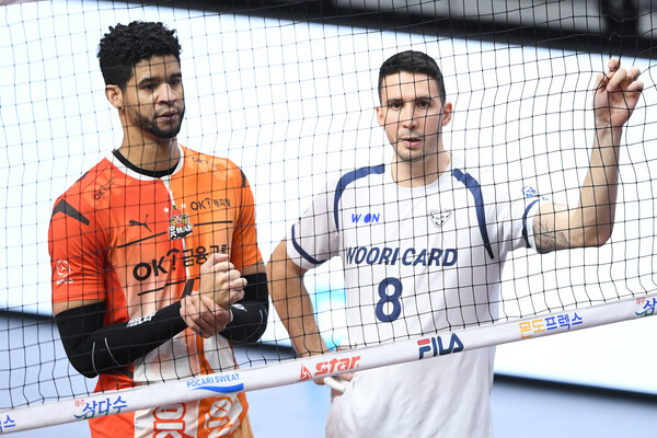 OK금융그룹 레오(왼쪽)-우리카드 알렉스의 모습. /KOVO 제공