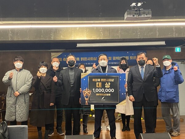 ‘이문옥 밝은 사회상’의 대상을 수상한 이승균 씨는 “이번 수상을 통해 더욱 확고한 신념을 통해 정의사회 구현이 이루어지도록 최선을 다할 것이다”라고 소감을 밝혔다../김두일 기자