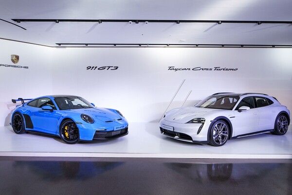 포르쉐 스포츠카 '911 GT3(왼쪽)'와 전기차 '타이칸 크로스투리스모'. /사진=포르쉐코리아