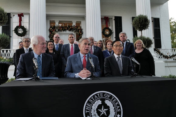 지난해 11월 텍사스 주지사 관저에서 (첫 줄 왼쪽부터) 존 코닌 상원의원, 그랙 애벗 텍사스 주지사, 김기남 삼성전자 종합기술원 부회장이 삼성전자 테일러시 파운드리 공장 투자를 발표하는 모습. /사진=삼성전자