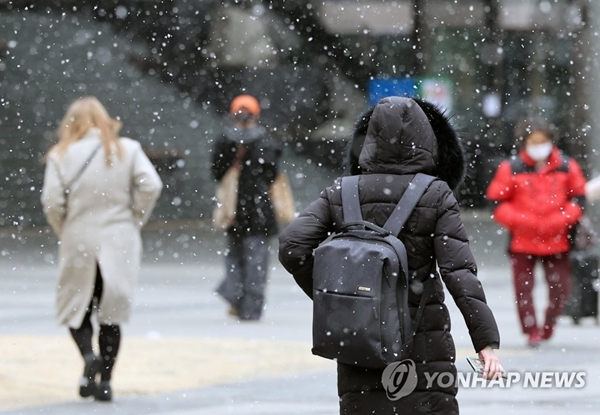 19일 전국 대부분 지역은 낮부터 눈이 내리겠다. / 연합뉴스