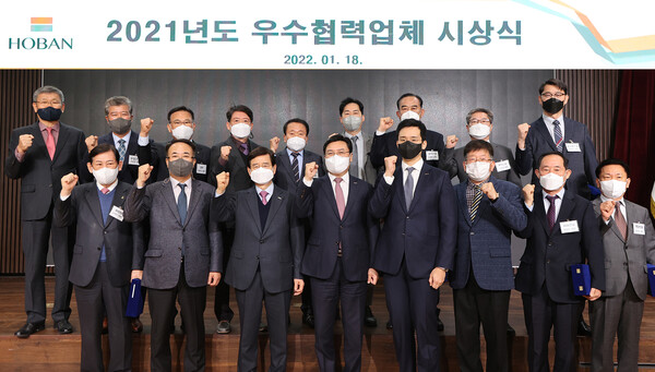 앞줄 왼쪽에서 두 번째부터 송종민 호반산업 대표이사 부회장, 김선규 호반그룹 회장, 박철희 호반건설 총괄사장, 김대헌 호반그룹 기획총괄 사장. /호반건설 제공