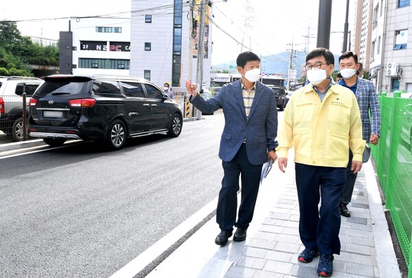 신동헌 광주시장이 지난해 9월 2일 광남초 앞 도시게획도로 준공 및 통학현장을 방문한 모습. / 광주시 제공