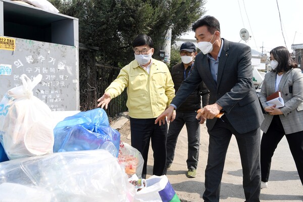 신동헌 광주시장이 생활폐기물 취약배출지 관련 민원발생 및 처리사항 보고를 받는 모습. / 광주시 제공