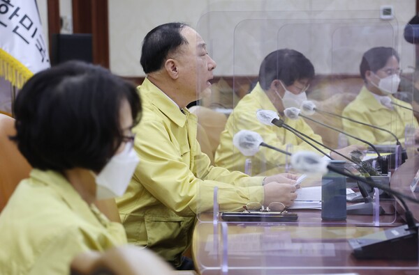 홍남기 경제부총리 겸 기획재정부 장관이 20일 정부서울청사에서 열린 '제53차 비상경제 중앙대책본부회의'를 주재하며 발언하고 있다. / 연합뉴스