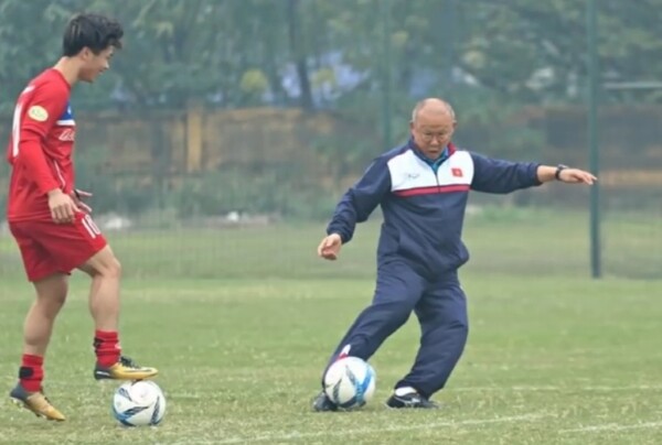박항서(오른쪽) 베트남 축구 대표팀 감독이 선수들과 훈련을 하고 있다. /DJ 매니지먼트 제공