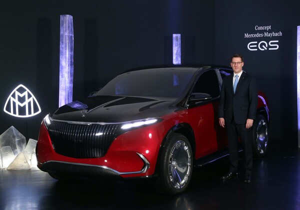 토마스 클라인 메르세데스-벤츠 코리아 대표가 ‘콘셉트 메르세데스-마이바흐 EQS’를 소개하고 있다. /사진=메르세데스-벤츠 코리아