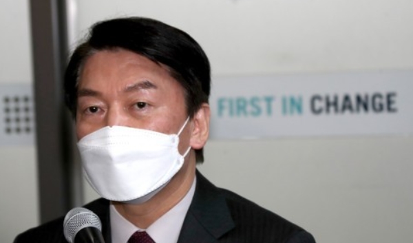 안철수 대선 후보는 "체육정책을 원점으로 재검토하겠다"고 말했다. 1월 24일 UNIST(울산과기원) 이차전지 산학연 연구센터를 방문해 청년연구자들과 간담회를 하고 있다. /연합뉴스