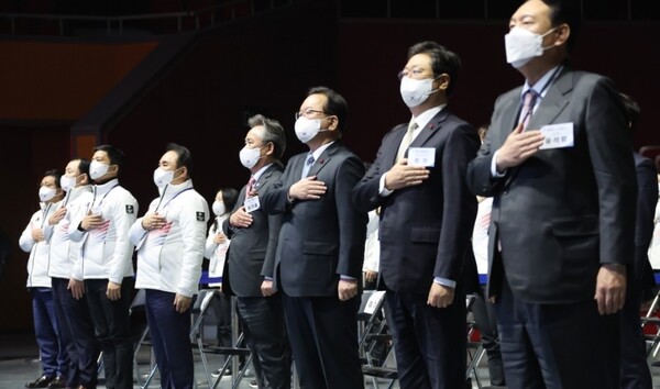 김부겸 국무총리(오른쪽 3번째)가 25일 서울 송파구 올림픽공원 올림픽홀에서 열린 2022 베이징 동계올림픽 대한민국 선수단 결단식에서 참석자들과 함께 국기에 경례하고 있다. /연합뉴스