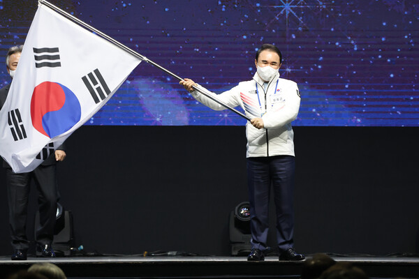 25일 오후 서울시 송파구 올림픽공원 올림픽홀에서 열린 2022 베이징 동계올림픽 대한민국 선수단 결단식에서 윤홍근 대한민국 선수단장이 단기를 흔들고 있다. /연합뉴스