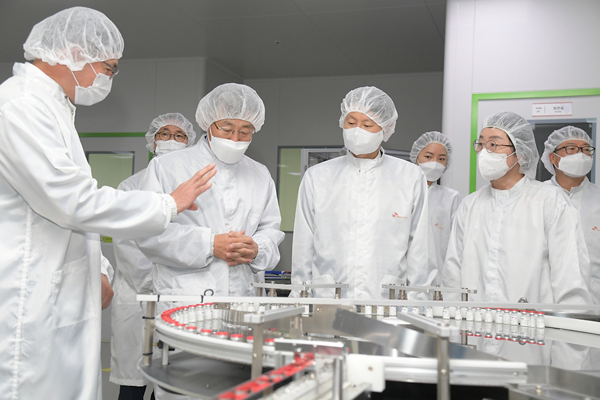김강립 식약처장(오른쪽에서 네번째)이 지난해 9월 29일 경북 SK바이오사이언스 안동 공장을 방문해 코로나19 백신 생산 현장을 점검하고 있다. / 식약처 제공