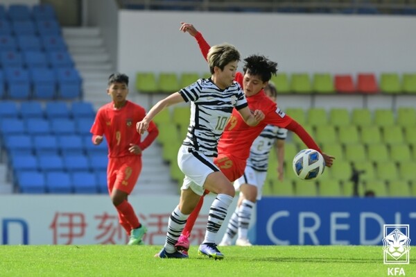 콜린 벨 감독이 이끄는 여자 축구 국가대표팀은 27일 일본과 조별 예선 마지막 경기를 치른다. 1월 24일 미얀마와 경기에서 지소연이 공을 사수하고 있다. /KFA 제공