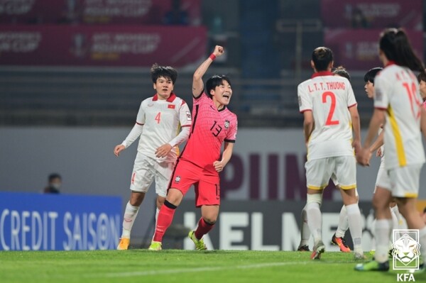 한국 여자 국가대표팀은 한일전에서 승리하면 조 1위로 8강에 진출한다. 1월 22일 베트남과 경기에서 이금민이 득점 후 환호하고 있다. /KFA 제공