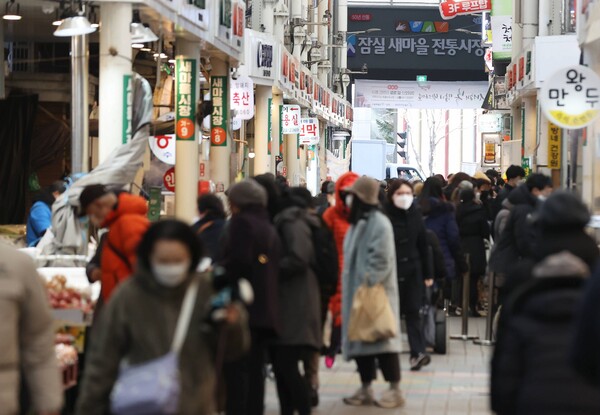 설 연휴를 앞둔 28일 오후 서울 송파구 새마을전통시장이 제수를 사려는 시민들로 붐비고 있다. / 연합뉴스