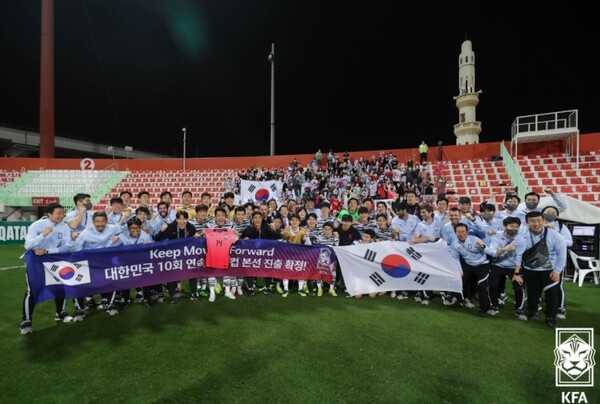 한국 축구 국가대표팀의 10회 연속 월드컵 본선행 축하 기념 사진. 대표팀 선수들이 환하게 웃고 있다. /KFA 제공