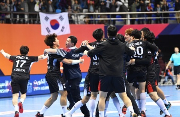 한국 남자 핸드볼 대표팀은 3연속 세계선수권 본선 진출에 성공했다. 2020년 1월 25일 아시아선수권에서 한국 선수들이 결승 진출에 기뻐하고 있다. /연합뉴스