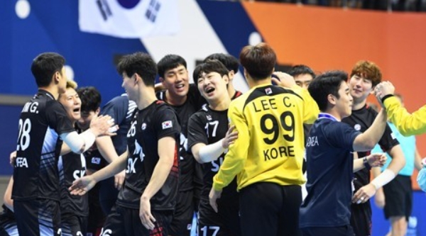 한국 남자핸드볼 대표팀은 코로나19 위기에도 5, 6위 결정전에서 이라크를 꺾었다. 2020년 1월 25일 아시아선수권에서 한국 선수들이 결승 진출에 기뻐하고 있다. /연합뉴스