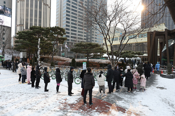 1일 설날 아침 서울 송파구보건소에 마련된 선별검사소에서 시민들이 줄을 서서 검사 순서를 기다리고 있다. 사진=연합뉴스