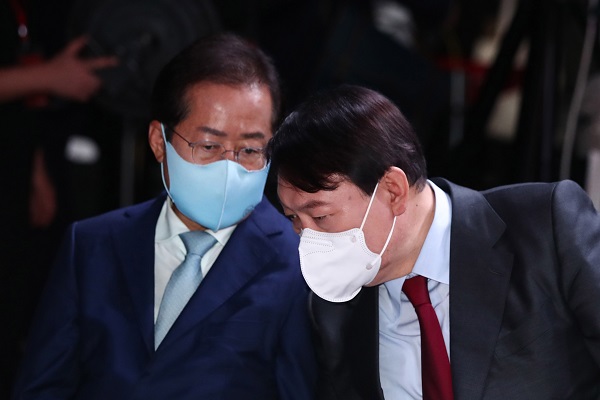 윤석열 국민의힘 대선후보(오른쪽)와 홍준표 국민의힘 의원. / 연합뉴스