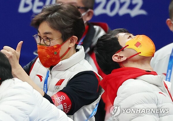 5일 베이징 캐피털 실내 경기장에서 열린 2022 베이징 동계올림픽 쇼트트랙 남녀 혼성 계주 결승전에서 중국의 우승으로 기뻐하던 안현수(오른쪽) 기술코치의 눈시울이 붉어져 있다. /연합뉴스