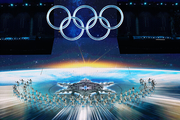 4일 오후 중국 베이징 국립경기장에서 열린 2022 베이징 동계올림픽 개막식에서 공연이 펼쳐지고 있다.