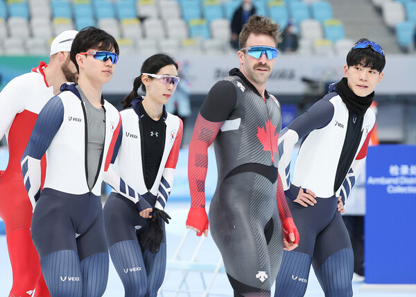 2022 베이징 동계올림픽 개막일인 4일 중국 베이징 국립 스피드 스케이팅 경기장(오벌)에서 김민석, 김현영, 박성현이 훈련하고 있다.  