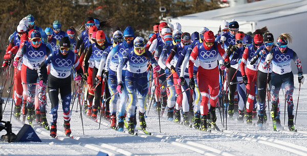 5일 오후 중국 허베이성 장자커우 국립 크로스컨트리 스키 센터에서 열린 2022 베이징 동계올림픽 크로스컨트리 스키 여자 7.5km+7.5km 스키애슬론 경기에서 출전한 선수들이 경사 코스를 오르고 있다.