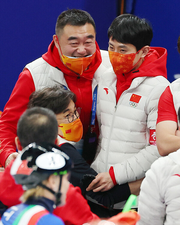 5일 베이징 캐피털 실내 경기장에서 열린 2022 베이징 동계올림픽 쇼트트랙 남녀 혼성 계주 결승전에서 중국이 우승을 확정지은 뒤 중국팀을 이끄는 김선태 감독과 안현수가 기뻐하고 있다.