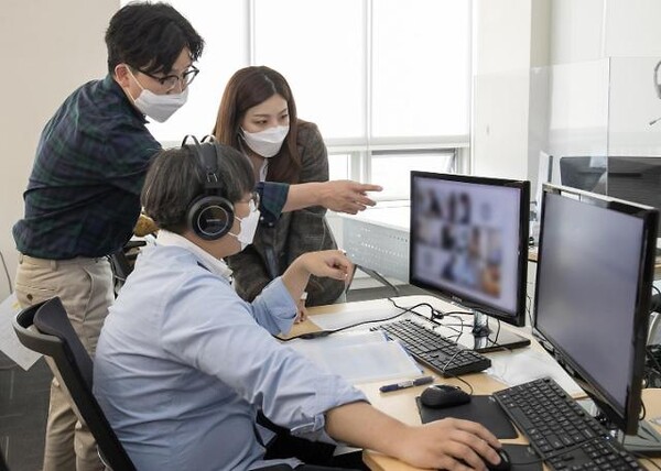 삼성 관계자들이 경기 용인시 삼성전자 인재개발원에서 직무적성검사(GSAT) 예비소집을 진행하고 있다. /삼성전자 제공