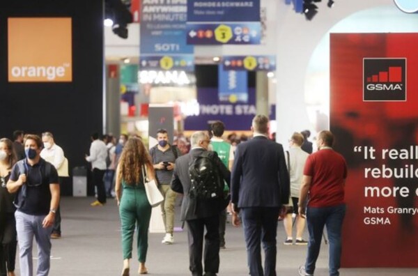 지난해 6월 스페인 바르셀로나에서 열린 'MWC 2021'에서 관람객들이 전시관들을 둘러 보고 있다. /GSMA 제공
