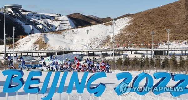 5일 오후 중국 허베이성 장자커우 국립 크로스컨트리 스키 센터에서 열린 2022 베이징 동계올림픽 크로스컨트리 스키 여자 7.5km+7.5km 스키애슬론 경기에 참가한 선수들이 경사 코스를 오르고 있다. /연합뉴스