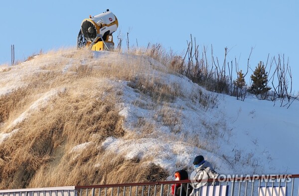 5일 오후 2022 베이징 동계올림픽이 열리는 중국 허베이성 장자커우 국립 크로스컨트리 스키 센터와 스키점프 센터 사이에 인공눈 제조기와 함께 군데군데 눈이 쌓이지 않은 곳이 보이고 있다. /연합뉴스