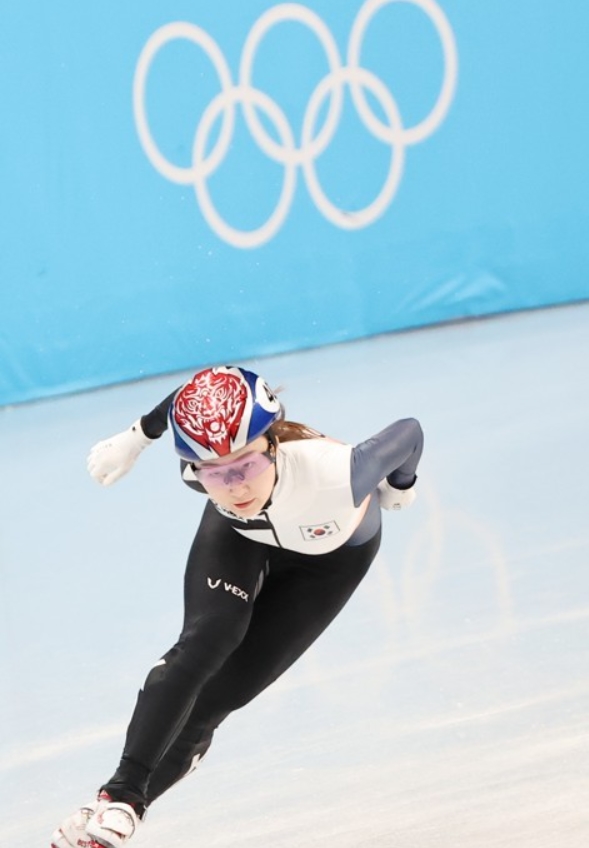 최민정은 곡선주로에서 충돌없이 넘어지며 4위로 레이스를 마쳤다. /연합뉴스