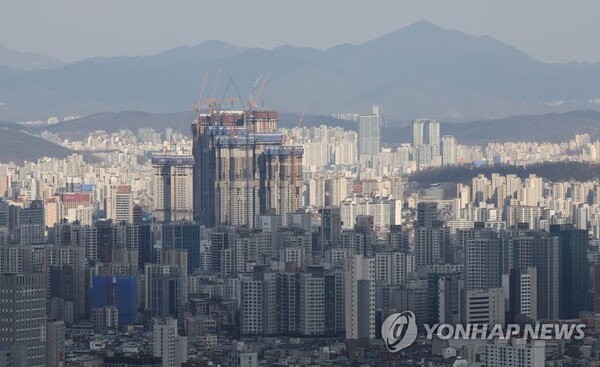 4일 오후 서울 남산에서 바라본 시내 아파트 단지의 모습. /연합뉴스