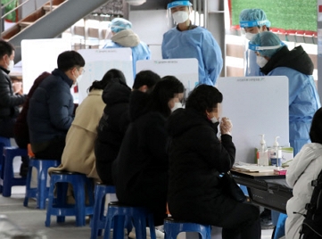 지난 7일 광주 북구선별진료소에서 시민들이 코로나19 신속항원검사를 하고 있다./제공=연합뉴스