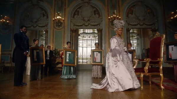 10일(한국시간) 열린 '삼성 갤럭시 언팩 2022'에서 다음달 시즌2 공개 예정인 넷플릭스 오리지널 시리즈 '브리저튼'의 갤럭시S22 시리즈 패러디 영상이 공개됐다. /사진='갤럭시 언팩 2022' 생중계 화면 캡처