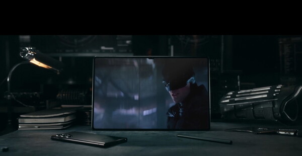 10일(한국시간) 열린 '삼성 갤럭시 언팩 2022'에서 다음달 개봉 예정인 '더 배트맨' 트레일러에 갤럭시S22 시리즈와 갤럭시탭S8 시리즈가 노출된 영상이 공개됐다. /사진='갤럭시 언팩 2022' 생중계 화면 캡처