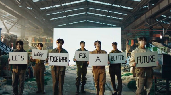 10일(한국시간) 열린 '삼성 갤럭시 언팩 2022'에서 방탄소년단(BTS)가 '지구를 위한 갤럭시' 캠페인 퍼포먼스를 펼치며 피날레를 장식하고 있다. /사진='갤럭시 언팩 2022' 생중계 화면 캡처