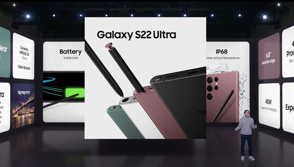 10일(한국시간) 열린 '삼성 갤럭시 언팩 2022'에서 공개된 갤럭시S22 울트라 모델의 S펜 슬롯이 장착된 모습. 사진='갤럭시 언팩 2022' 생중계 화면 캡처