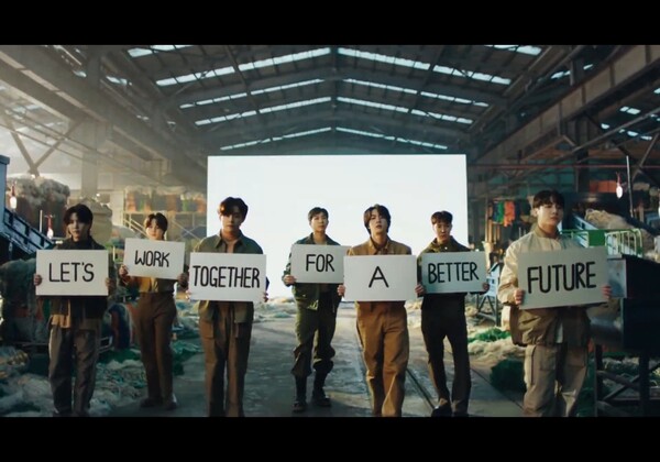 10일 열린 '삼성 갤럭시 언팩 2022'에서 방탄소년단(BTS)가 피날레를 장식하고 있다. /사진='삼성 갤럭시 언팩 2022' 생중계 화면 캡처