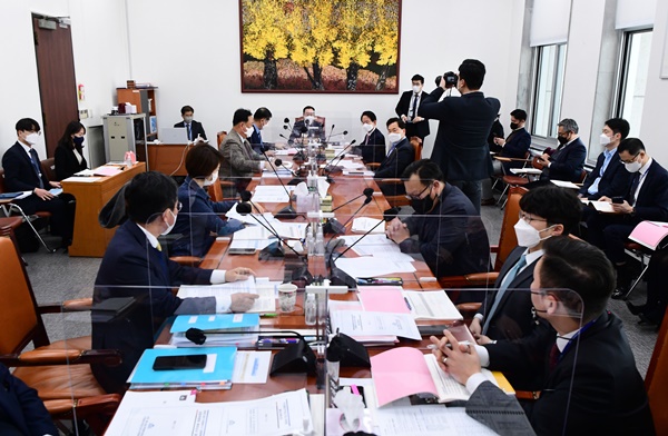 지난 9일 서울 여의도 국회에서 예산결산특별위원회 추경예산안등조정소위원회가 열리고 있다./연합뉴스.