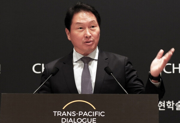 최태원 SK그룹 회장이 작년 12월 미국 워싱턴 D.C에서 열린 '2021 트랜스 퍼시픽 다이얼로그'에서 ESG로 기후위기 등 국제문제해결에 나설 것을 강조하며 환영사를 하고 있다. /사진=SK제공