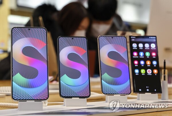 서울 서초구 삼성 딜라이트에 삼성전자의 새로운 플래그십 스마트폰 갤럭시S22 시리즈가 놓여 있다. /연합뉴스