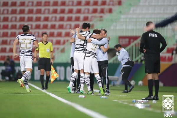 한국은 월드컵 조 추첨에서 3포트를 노린다. 2월 2일 아랍에미리트와 경기에서 득점 후 선수들이 기뻐하고 있다. /KFA 제공