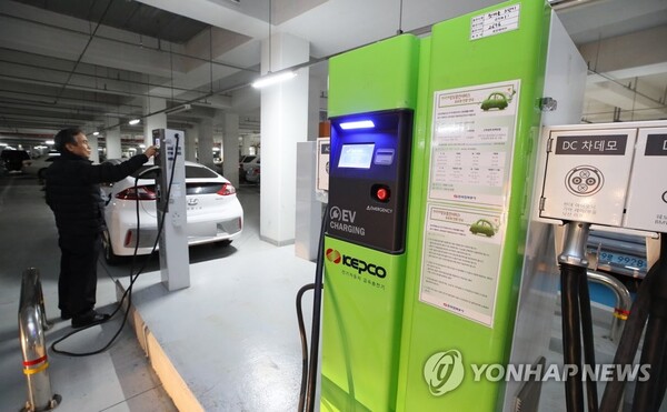 아파트 주차장에 설치된 전기차. /연합뉴스