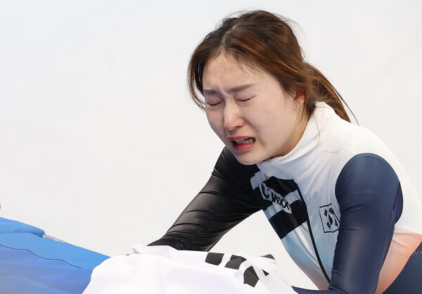 최민정이 지난 11일 열린 2022 베이징 동계올림픽 쇼트트랙 여자 1000m 결선 직후 눈물을 흘리고 있다. /연합뉴스