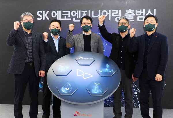 윤혁노 SK에코엔지니어링 대표(가운데) 및 임원 등이 기념촬영을 하고 있는 모습. /SK에코플랜트 제공