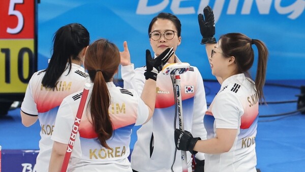 한국 컬링 여자대표팀 팀 킴이 14일 중국 베이징 국립 아쿠아틱센터에서 열린 2022 베이징 동계올림픽 여자 컬링 단체전에서 일본을 꺾은 뒤 기뻐하고 있다. /연합뉴스